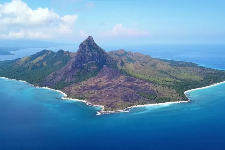 Discover the Hidden Paradise of Mules Island: A Jurassic Park-Like Escape on a Komodo Island Tour